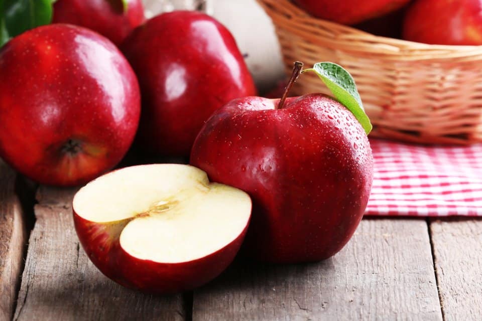 القيمة الغذائية للتفاح الأخضر والأحمر